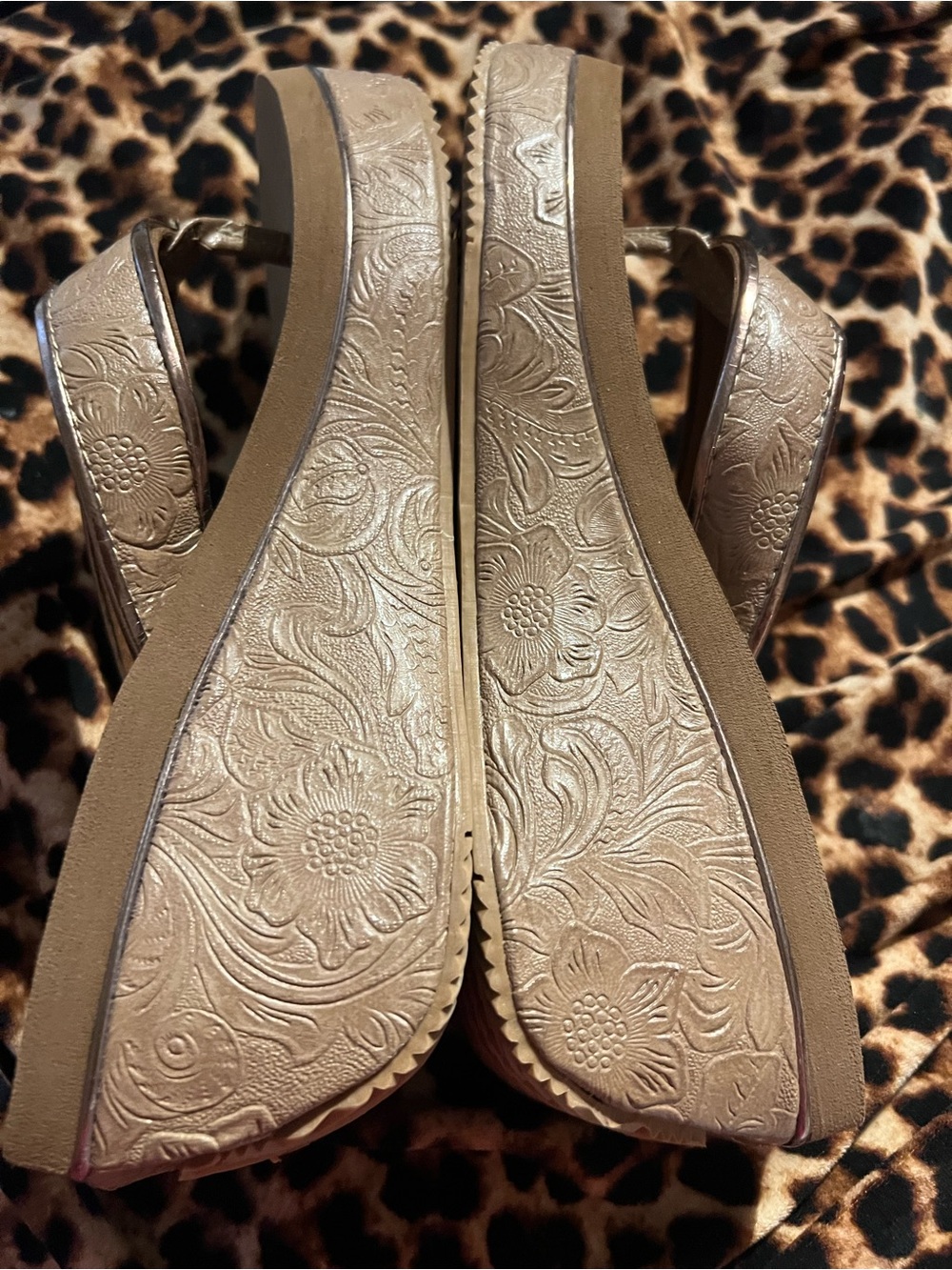 Volatile Women 7 Wedge Sandals, cool embossed floral sides/straps, good cond. - Picture 6 of 9